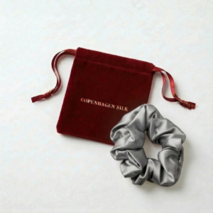 Lysegrå silkescrunchie