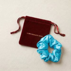 Blå silkescrunchie