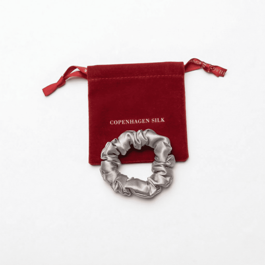Lille lysegrå silkescrunchie