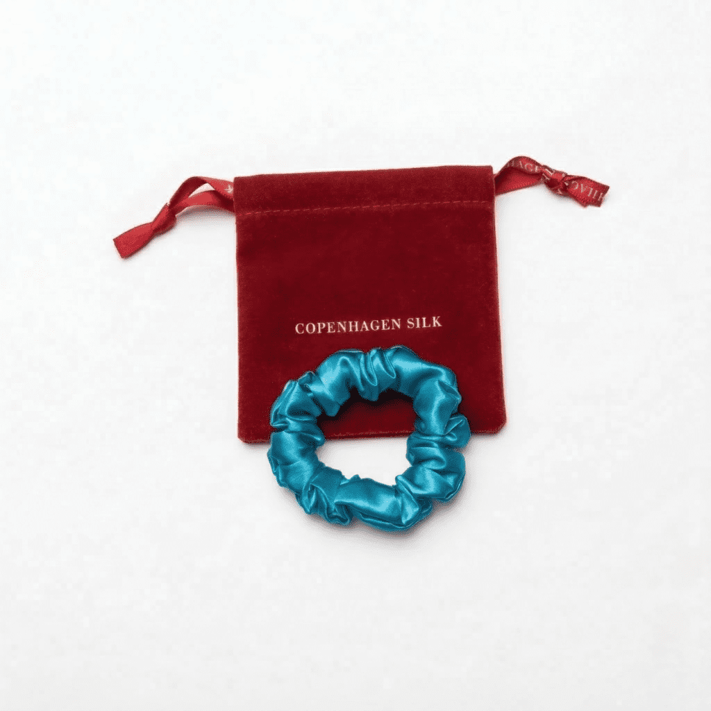 Lille blå silkescrunchie