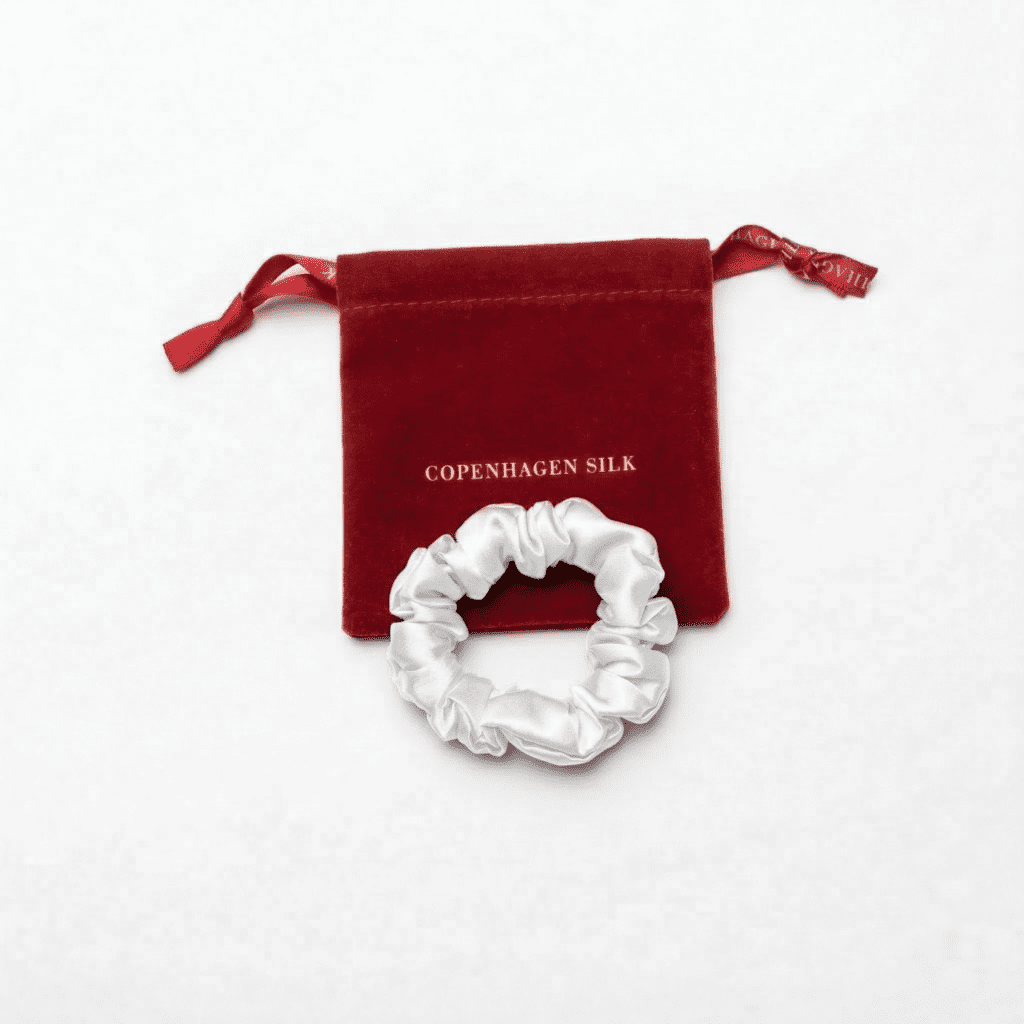 Lille hvid silkescrunchie