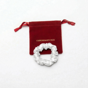 Lille hvid silkescrunchie