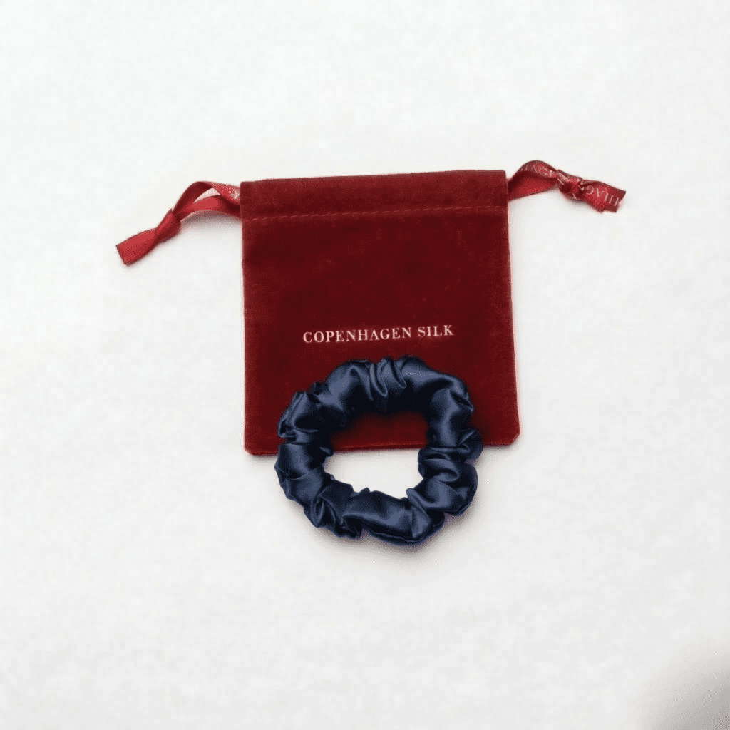 Lille navy blå silkescrunchie