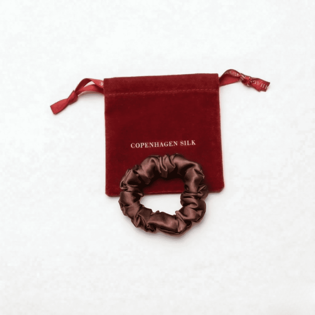 Lille chokoladebrun silkescrunchie